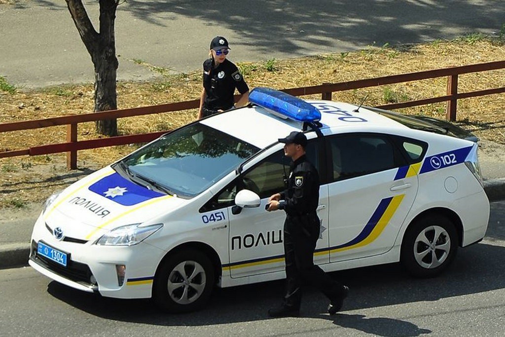 Чи має право поліція обшукувати на вулиці: Ваші права та як діяти