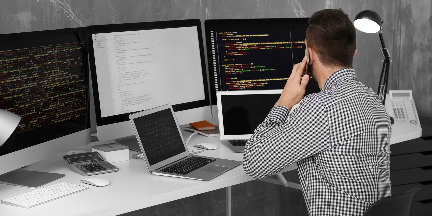 Скільки заробляють айтішники в Україні та світі у 2025 році