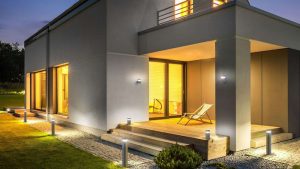 Як освітити двір, гараж і сад без зайвих витрат: гід для власників приватних будинків