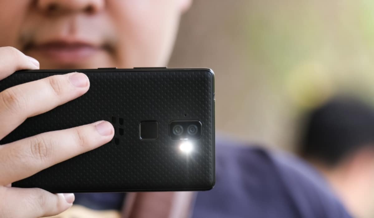 Як вимкнути ліхтарик на телефоні: повний гайд 2026