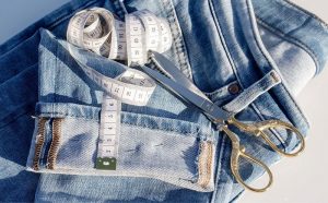 Як вкоротити джинси вдома: повний гайд для ідеальної довжини