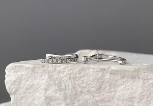 Сережки з білого золота з діамантами: як обрати пару без розчарувань