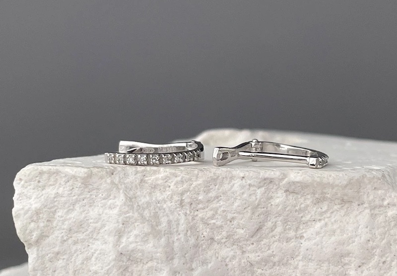 Сережки з білого золота з діамантами: як обрати пару без розчарувань