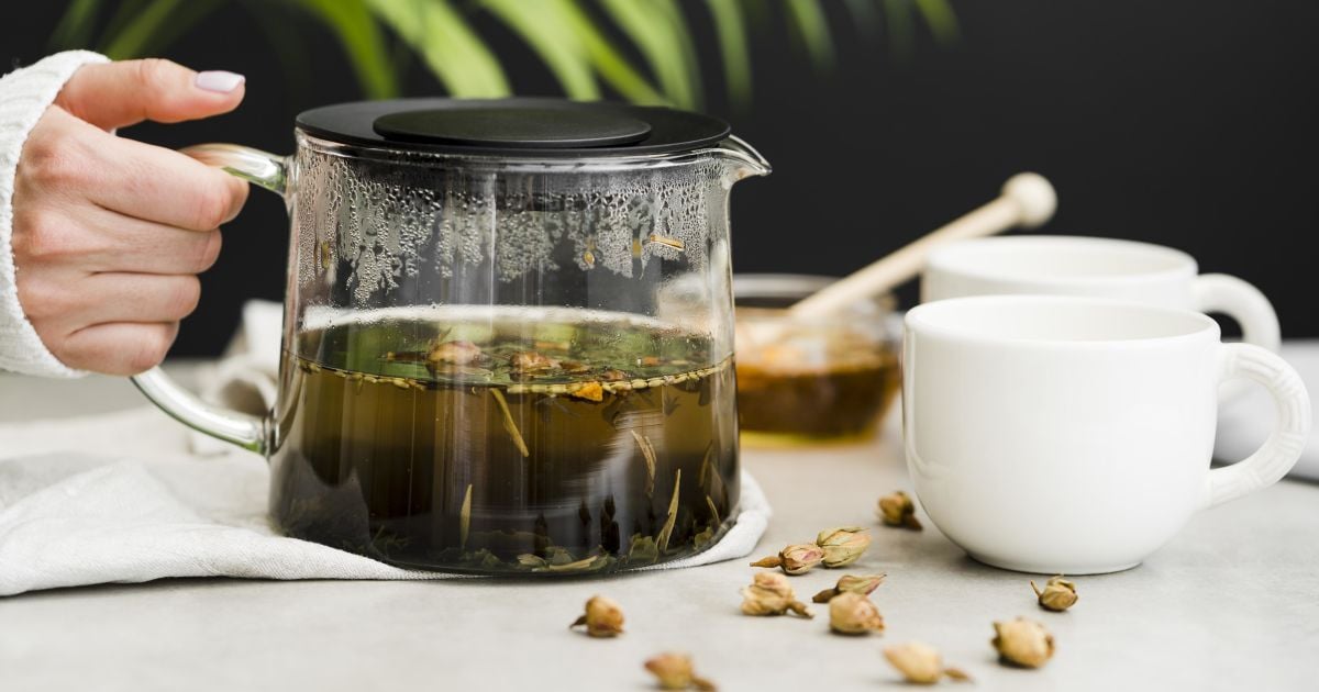 чому чай заварюють окропом а не холодною водою