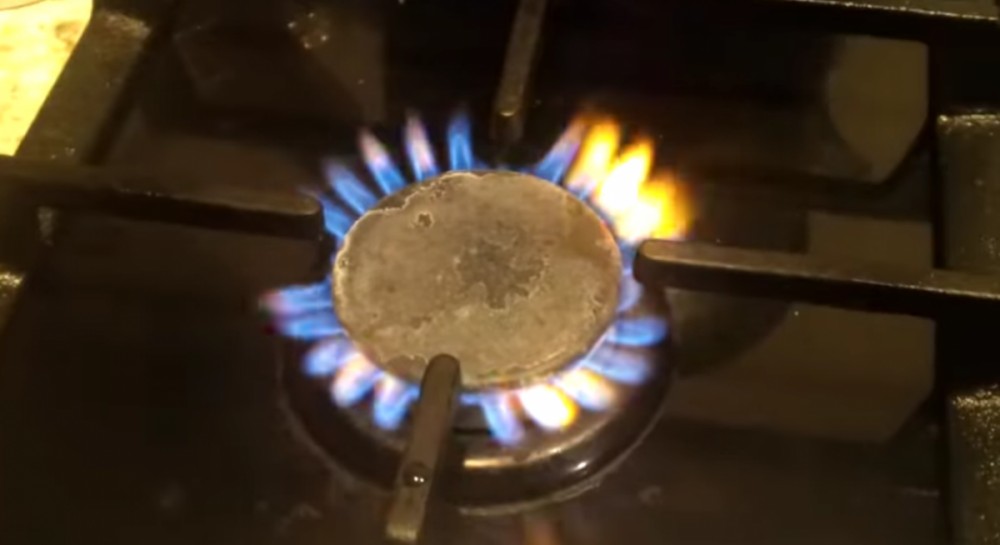 чому газ горить червоним