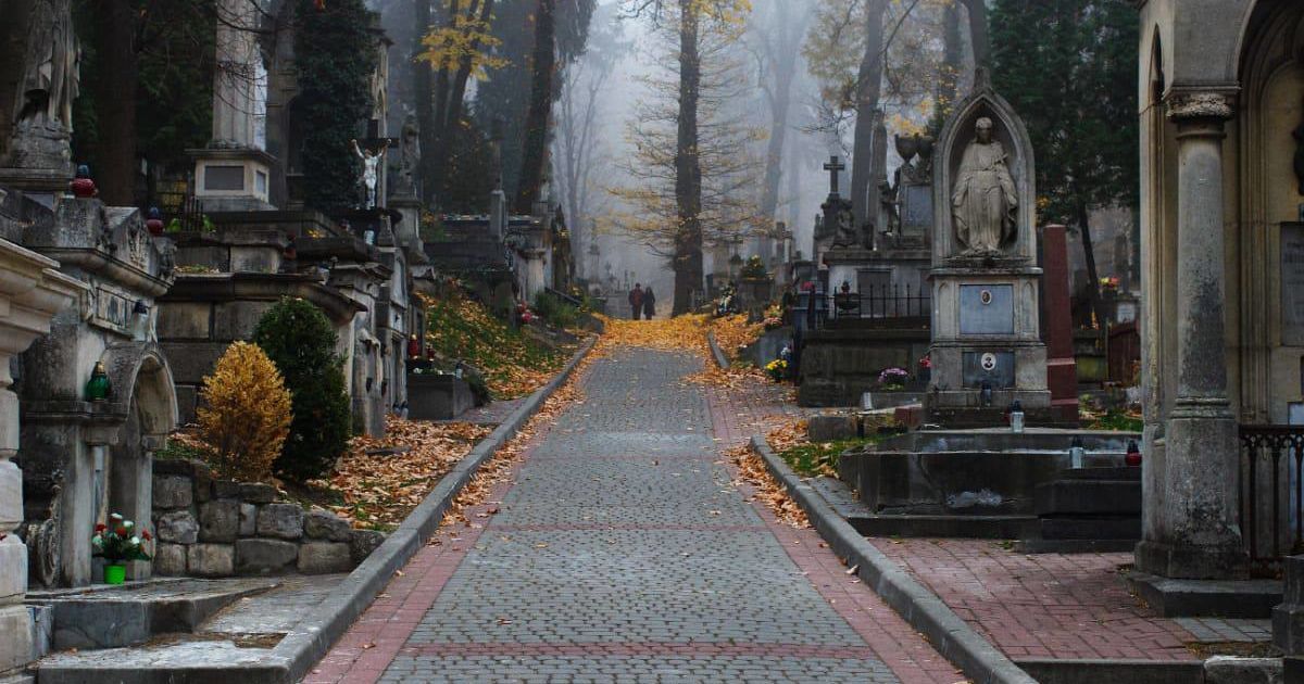 чому не можна брати речі з цвинтаря