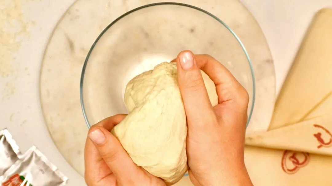 чому не можна їсти гаряче тісто