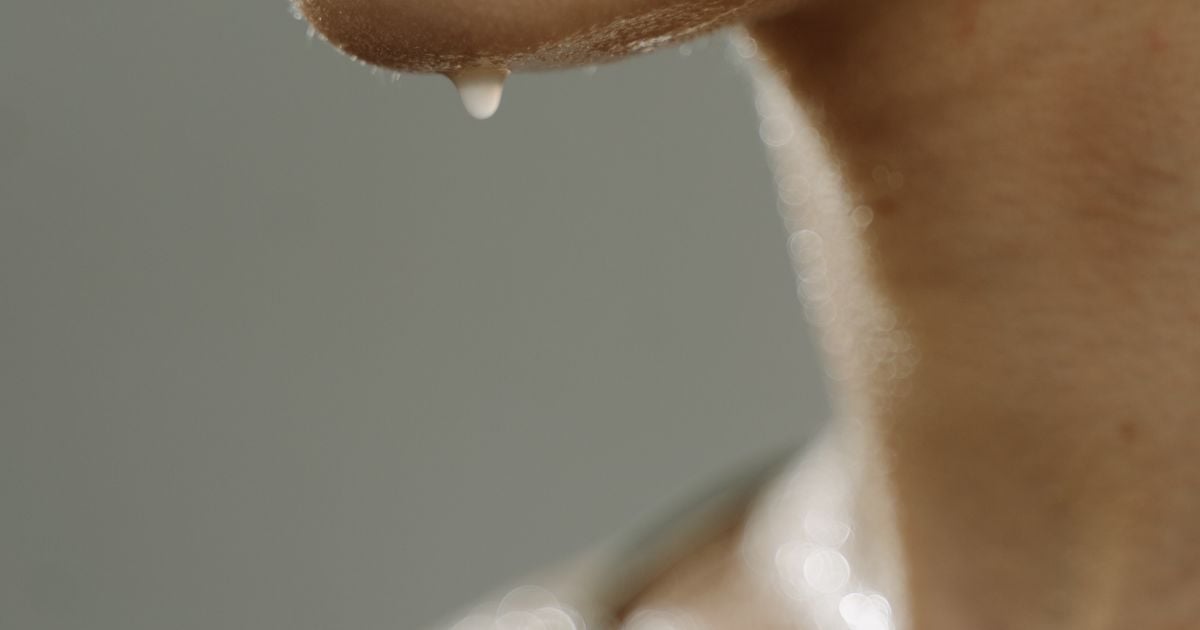 чому раптово кидає в піт