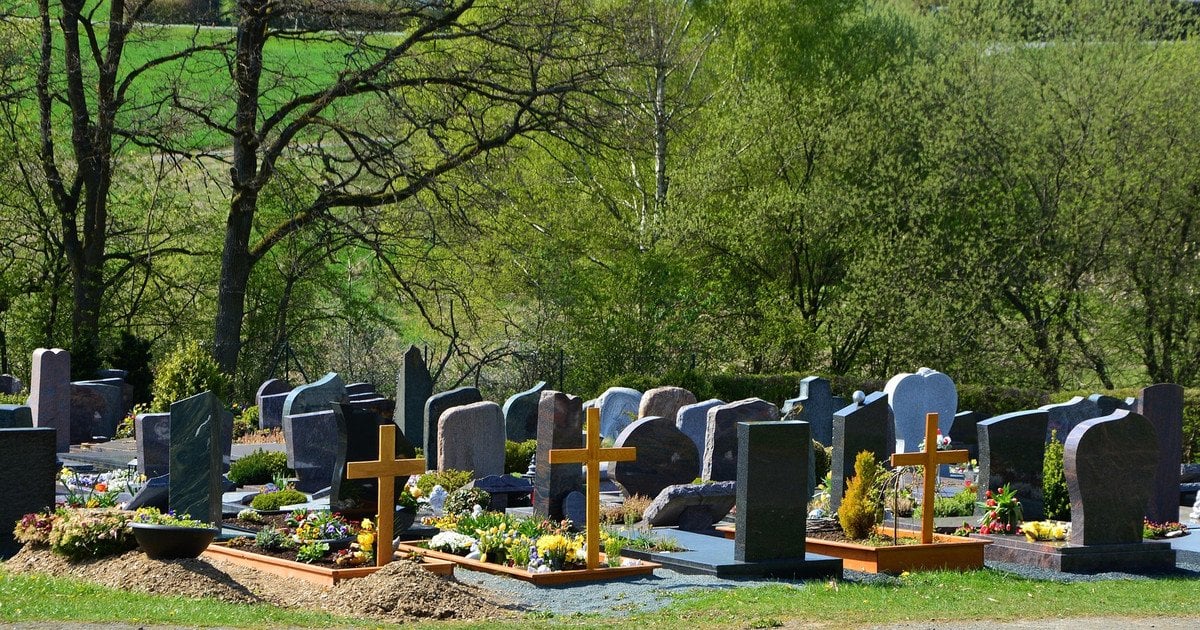 Чи можна чіпати могилу до року: традиції, забобони та реалії в Україні