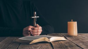 Чи можна читати Псалтир сидячи: традиції, правила та поради