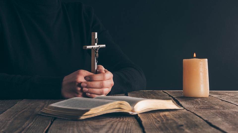 Чи можна читати Псалтир сидячи: традиції, правила та поради