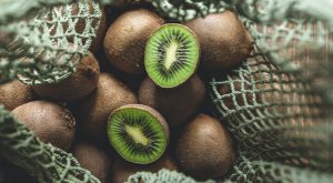 Чи можна їсти ківі на ніч: як цей фрукт трансформує ваш сон і самопочуття