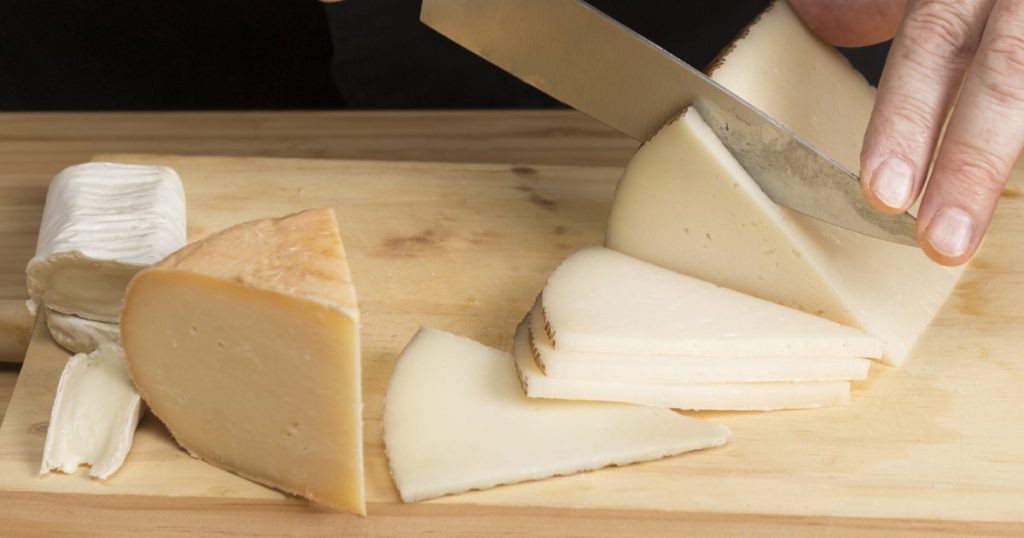 Чи можна заморозити твердий сир: повний посібник з порадами та нюансами