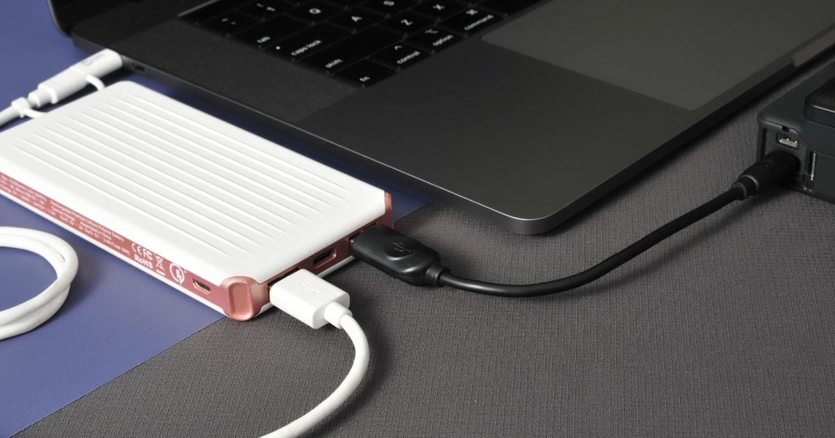 чи можна заряджати повербанк від розетки