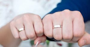 Чи можна знімати обручку: традиції, забобони та реальність 2026 року