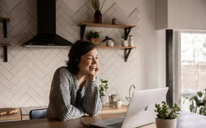 Чи нормально говорити сама з собою: науковий розбір користі, ризиків та практичних технік