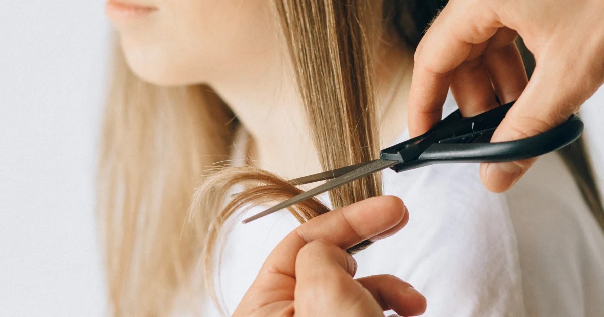 Чи потрібно мити голову перед стрижкою