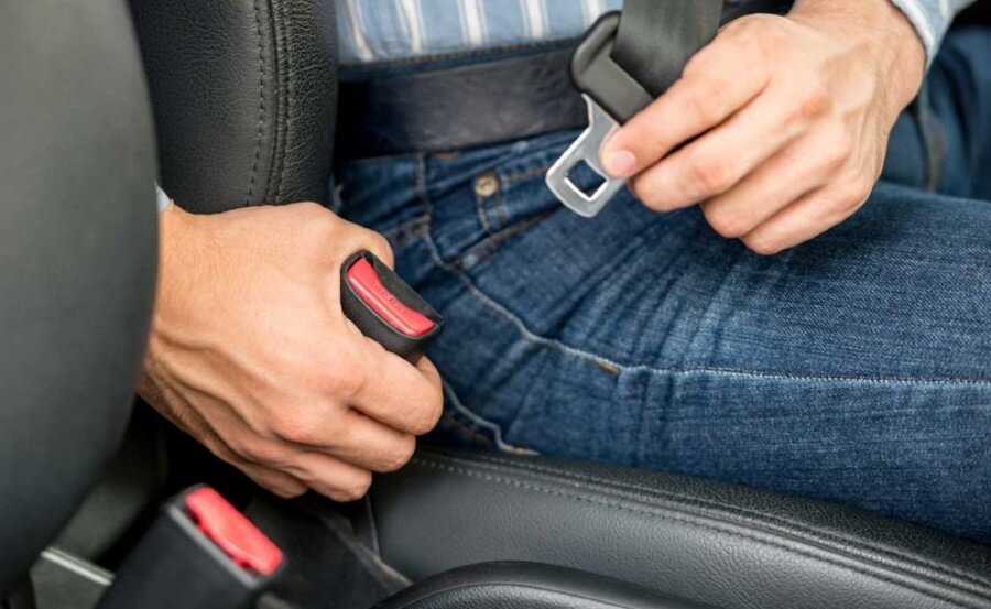 чи потрібно пристібати ремінь безпеки в місті