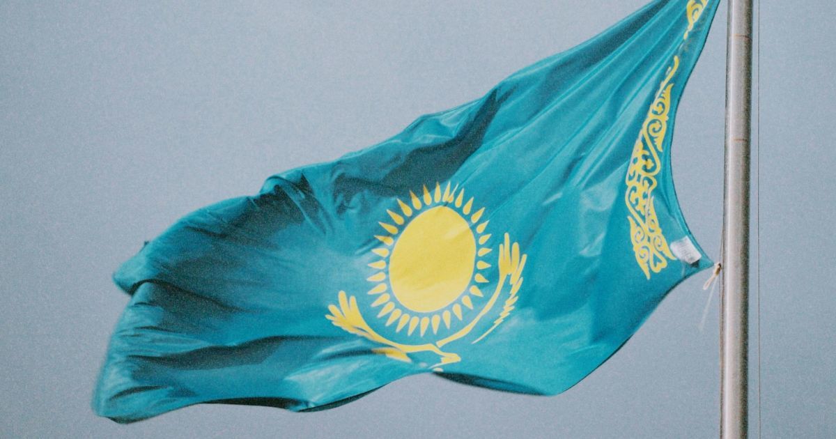 Прапор Казахстану: Блакитний стяг свободи над безкраїм степом