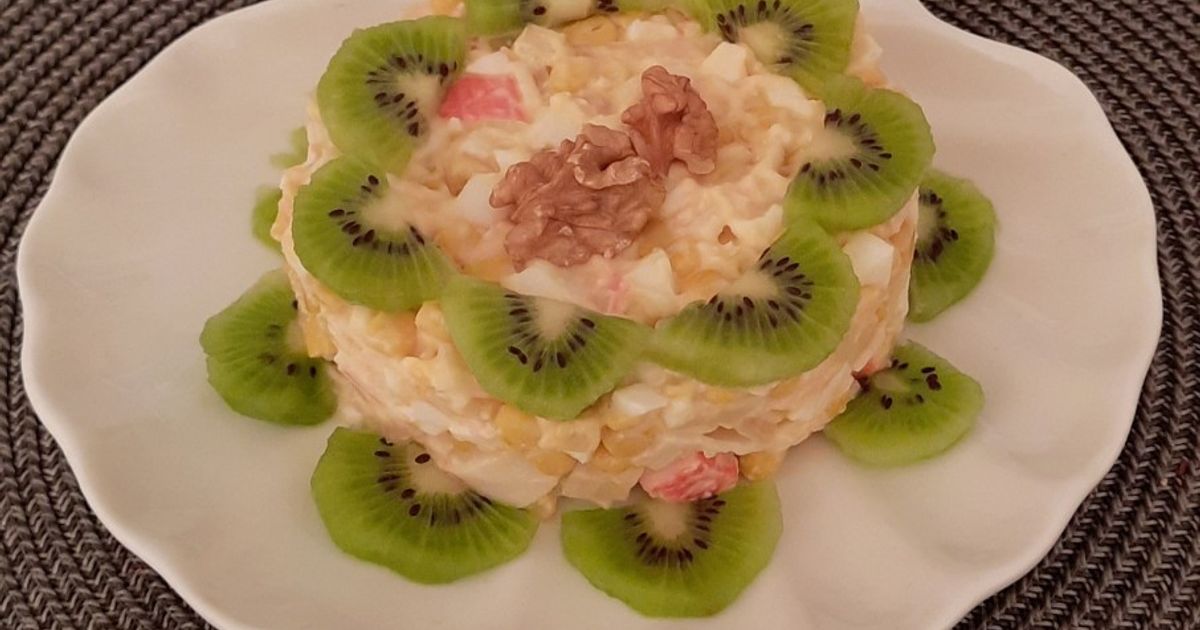 салат з ківі і крабовими паличками