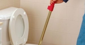 Забився унітаз: як швидко прочистити вдома та уникнути повторів