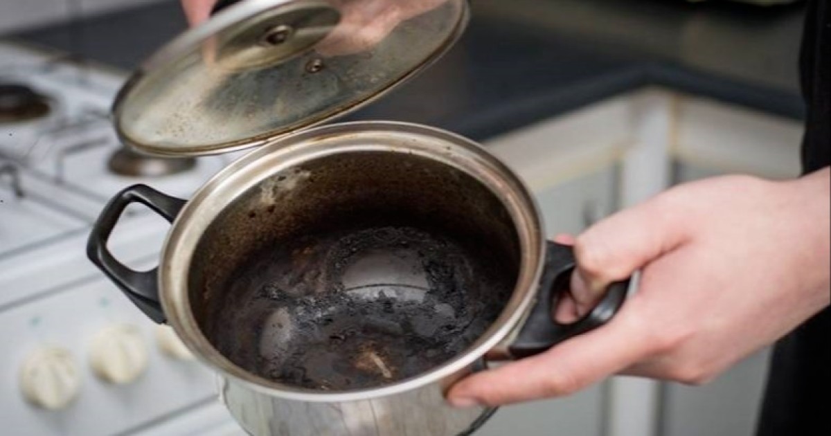 чим відмити пригорілу каструлю