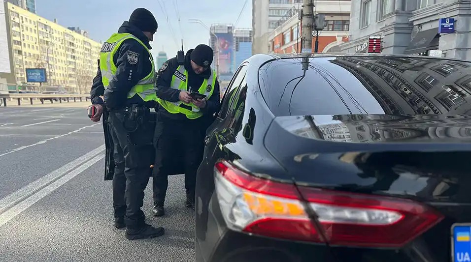 чи має право поліція зупиняти в нічний час