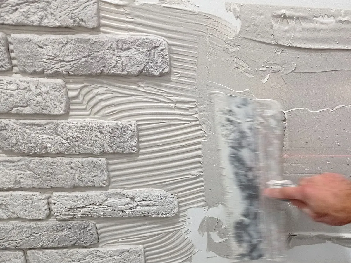 чи можна клеїти гіпсову плитку на шпаклівку