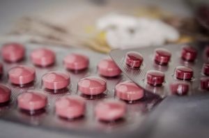 Чи можна запивати таблетки чаєм: повний розбір ризиків та безпечних альтернатив