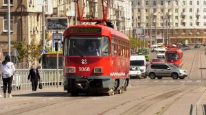 18 трамвай Дніпро поєднує промисловий правобережний район біля заводу ДЕВЗ із великим житловим масивом Лівобережний-3. Маршрут протяжністю 10,34 км пролягає через проспект Свободи, Кайдацький шлях, головний Кайдацький міст і Донецьке шосе з виходом на проспект Миру. Це одна з ключових поперечних артерій міста, яка щодня перевозить сотні людей між робочими місцями, домівками та пересадковими вузлами.