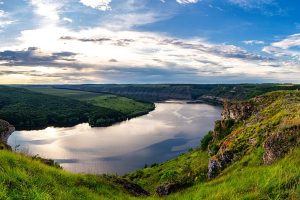 Як людина використовує річку Дністер: вода для міст, енергія турбін і сплави крізь каньйон