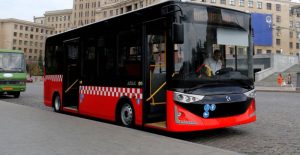 Автобус 272 Харків з’єднує Майдан Конституції з вулицею Світлою (Вул. Нескорених), долаючи шлях через центральні квартали, набережну та східні райони міста. Перші рейси стартують о 6:30–6:35, останні — близько 19:45. Інтервал руху становить 15–30 хвилин залежно від дня тижня та часу доби. Проїзд у цьому муніципальному автобусі безкоштовний — рішення міської влади, яке зберігається станом на 2026 рік.