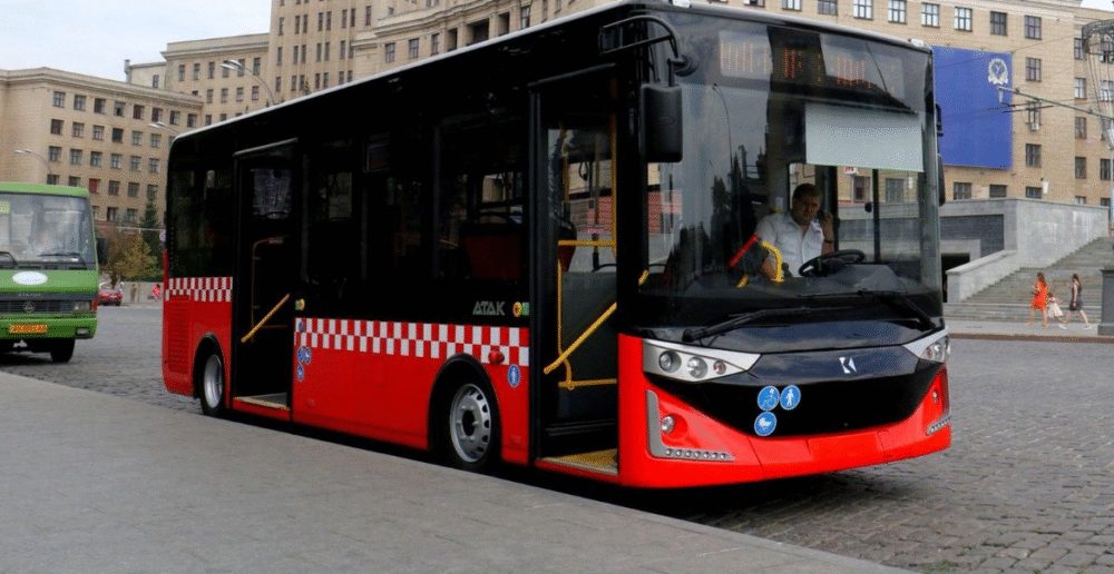 Автобус 272 Харків з’єднує Майдан Конституції з вулицею Світлою (Вул. Нескорених), долаючи шлях через центральні квартали, набережну та східні райони міста. Перші рейси стартують о 6:30–6:35, останні — близько 19:45. Інтервал руху становить 15–30 хвилин залежно від дня тижня та часу доби. Проїзд у цьому муніципальному автобусі безкоштовний — рішення міської влади, яке зберігається станом на 2026 рік.