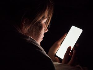 Що буде, якщо довго сидіти в телефоні: наслідки для тіла, зору та емоційного стану