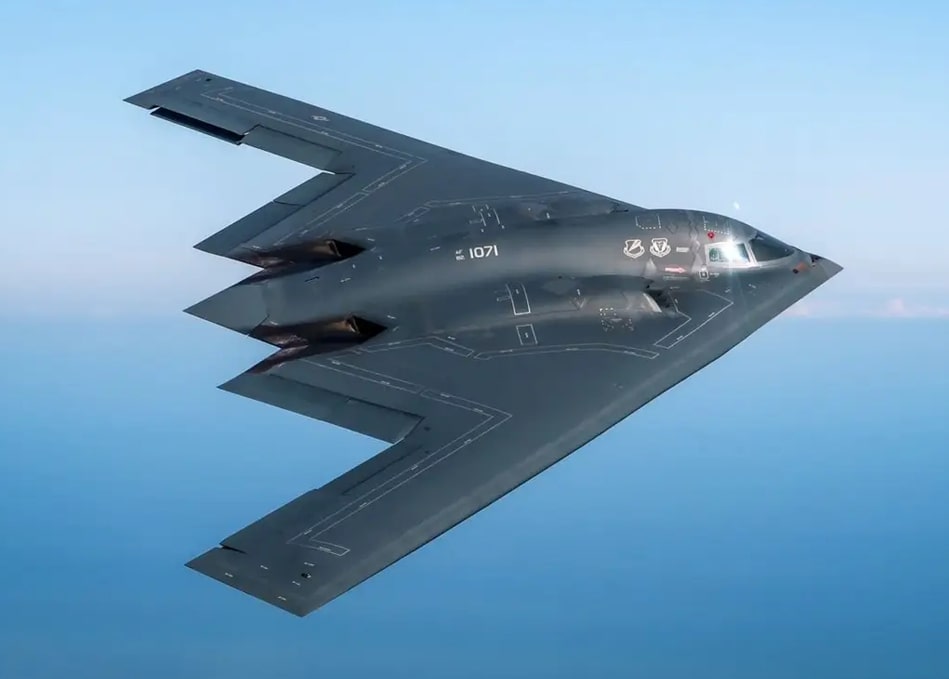 Northrop B-2 Spirit: стелс-бомбардувальник, що летить крізь час і захист