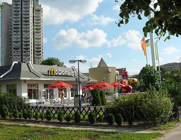 Перший МакДональдс в Україні: як жовті арки змінили Київ