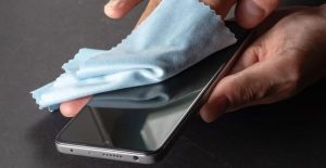 Як почистити гніздо в телефоні безпечно і без ризику