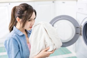 Як прибрати запах поту з одягу навіть після прання