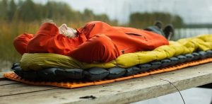 Кемпінговий надувний килимок: як обрати комфортну модель для ночівлі