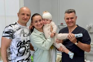У Львові дитині з синдромом Дауна провели складну операцію на слух