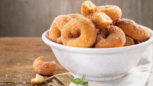 Рецепт сирних пончиків: пухкі кульки до чаю