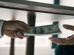 Чому не можна позичати весільні гроші: прикмета