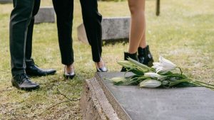 Що означають гроші на могилі: традиції, символи та сучасні сенси